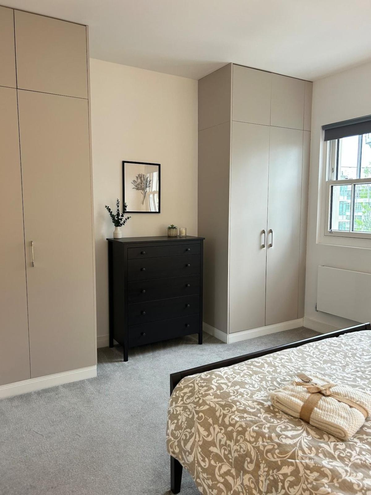 Modern Cosy 2 Bed Apartment, Smart Tv & Netflix With Private Balcony And View Apartamento *
