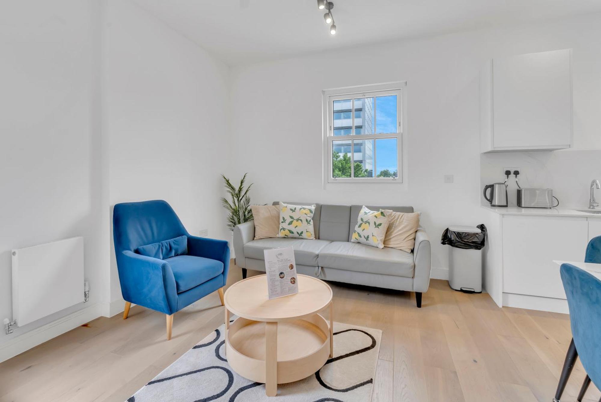 Modern Cosy 2 Bed Apartment, Smart Tv & Netflix With Private Balcony And View * Londres