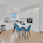 Modern Cosy 2 Bed Apartment, Smart Tv & Netflix With Private Balcony And City View