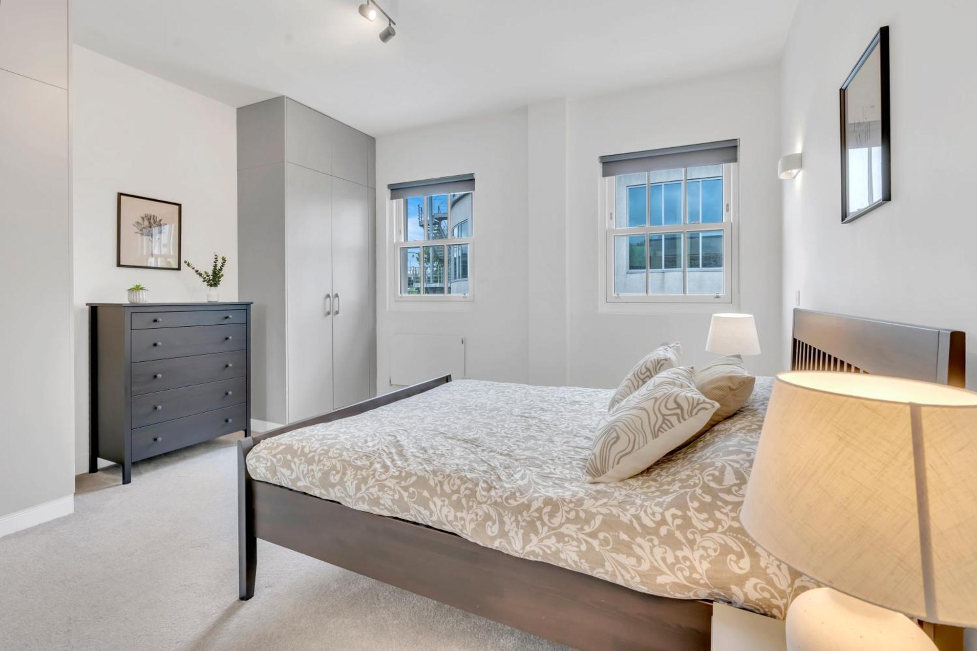 Modern Cosy 2 Bed Apartment, Smart Tv & Netflix With Private Balcony And View Apartment