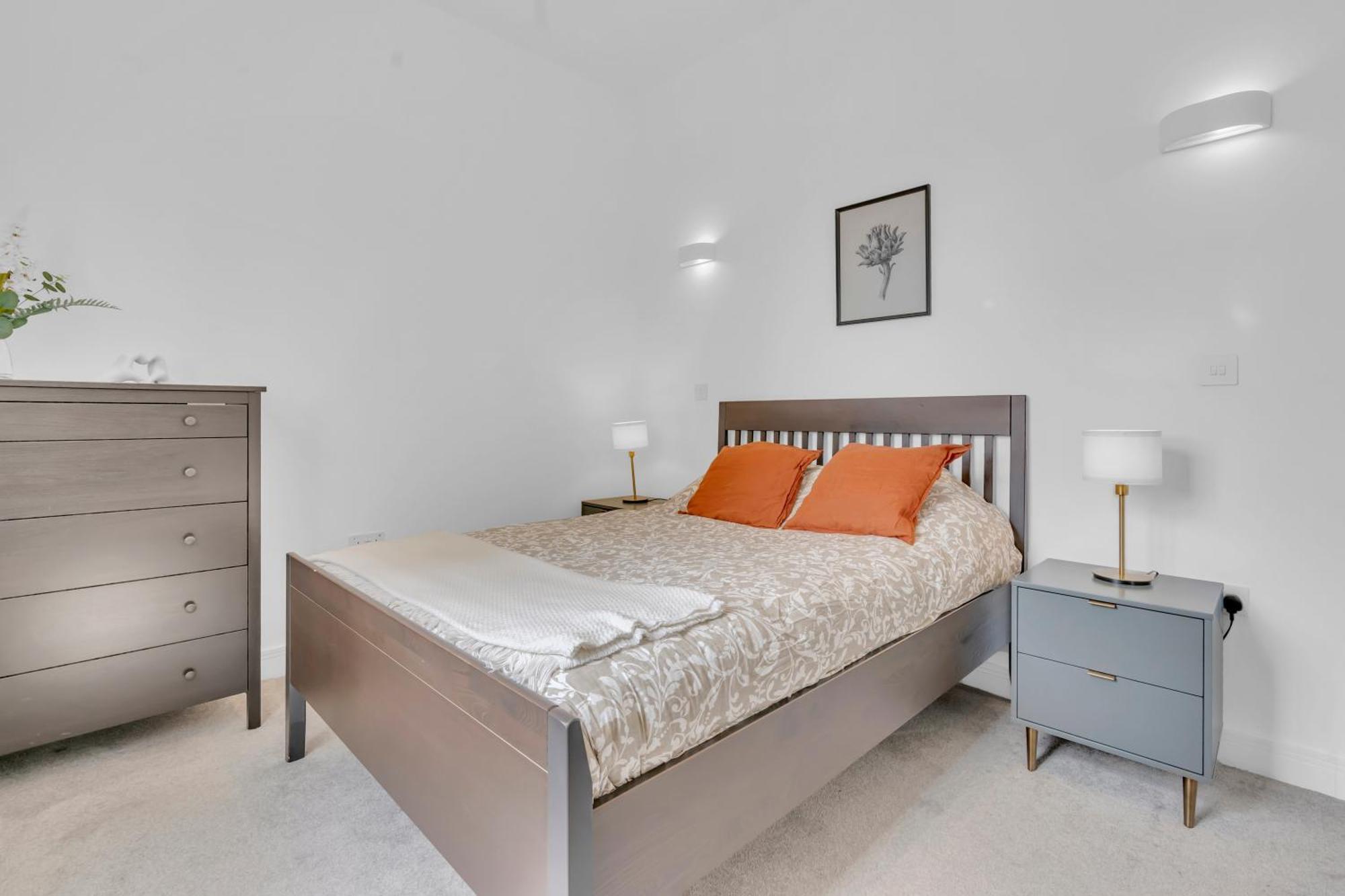 Modern Cosy 2 Bed Apartment, Smart Tv & Netflix With Private Balcony And View London