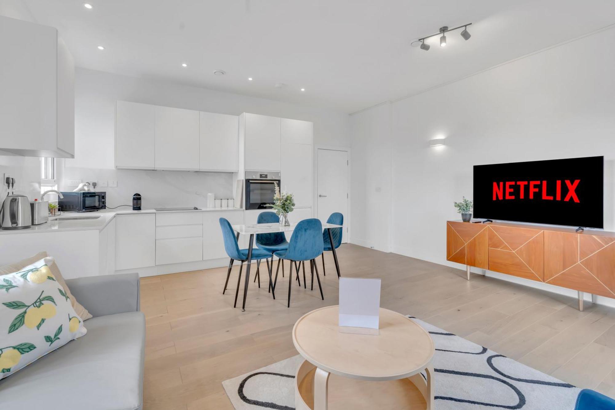 Modern Cosy 2 Bed Apartment, Smart Tv & Netflix With Private Balcony And View Apartment London